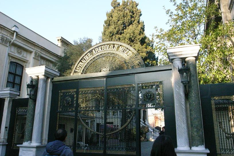 考古学博物館の門